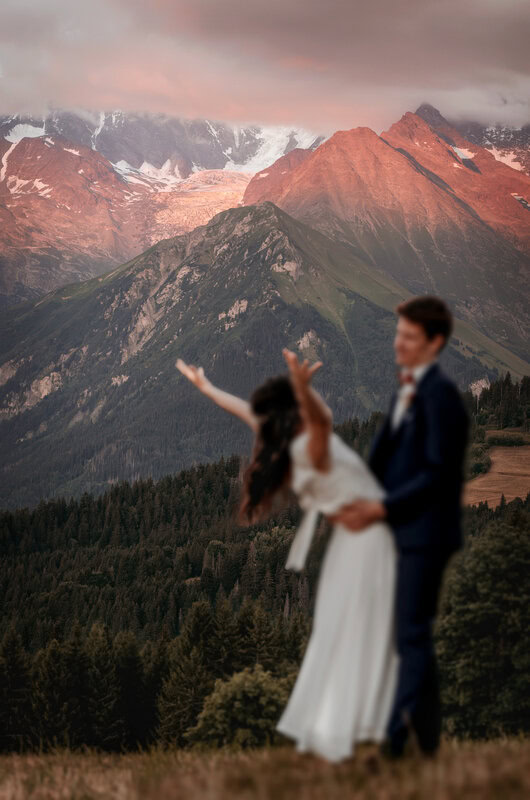 Devant le Mont-Blanc au coucher du soleil un couple célèbre son mariage intimiste par Marie l'Amuse photographe d'élopements